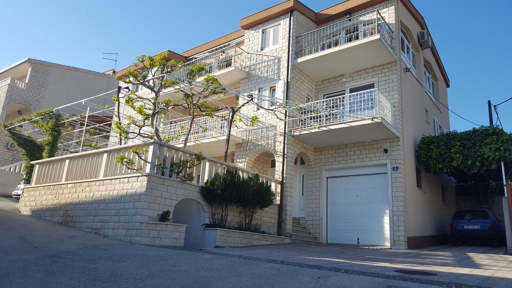 Apartments Sara Podstrana Bagian luar foto