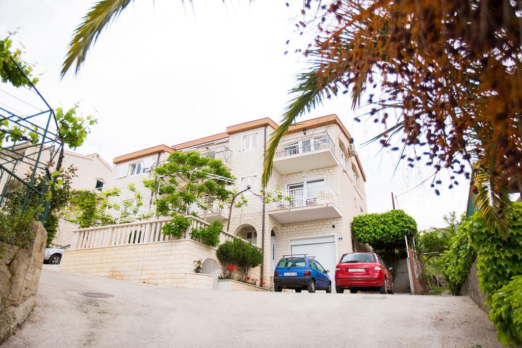 Apartments Sara Podstrana Bagian luar foto